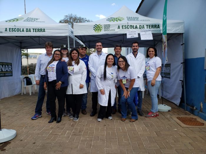 FAMÍLIA NA PRAÇA REÚNE CENTENAS DE PESSOAS.